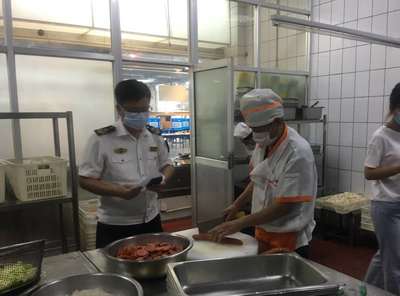 黃島區市場監督局蒞臨我校檢查指導餐飲服務工作，助力食堂管理提檔升級